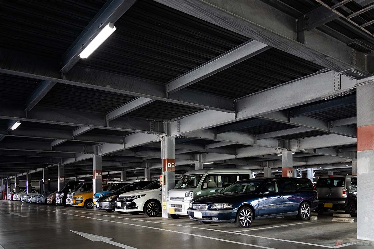 ゲートレス駐車場は基本的にクルマに装着されている前方のナンバーを読み取っているため、前方にナンバーがないバイクに対応するのは難しい