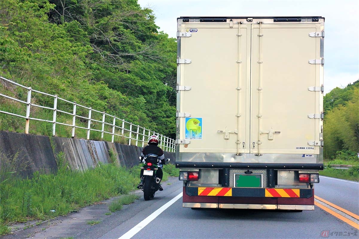 バイクでのすり抜けは、全てが違法という訳ではない