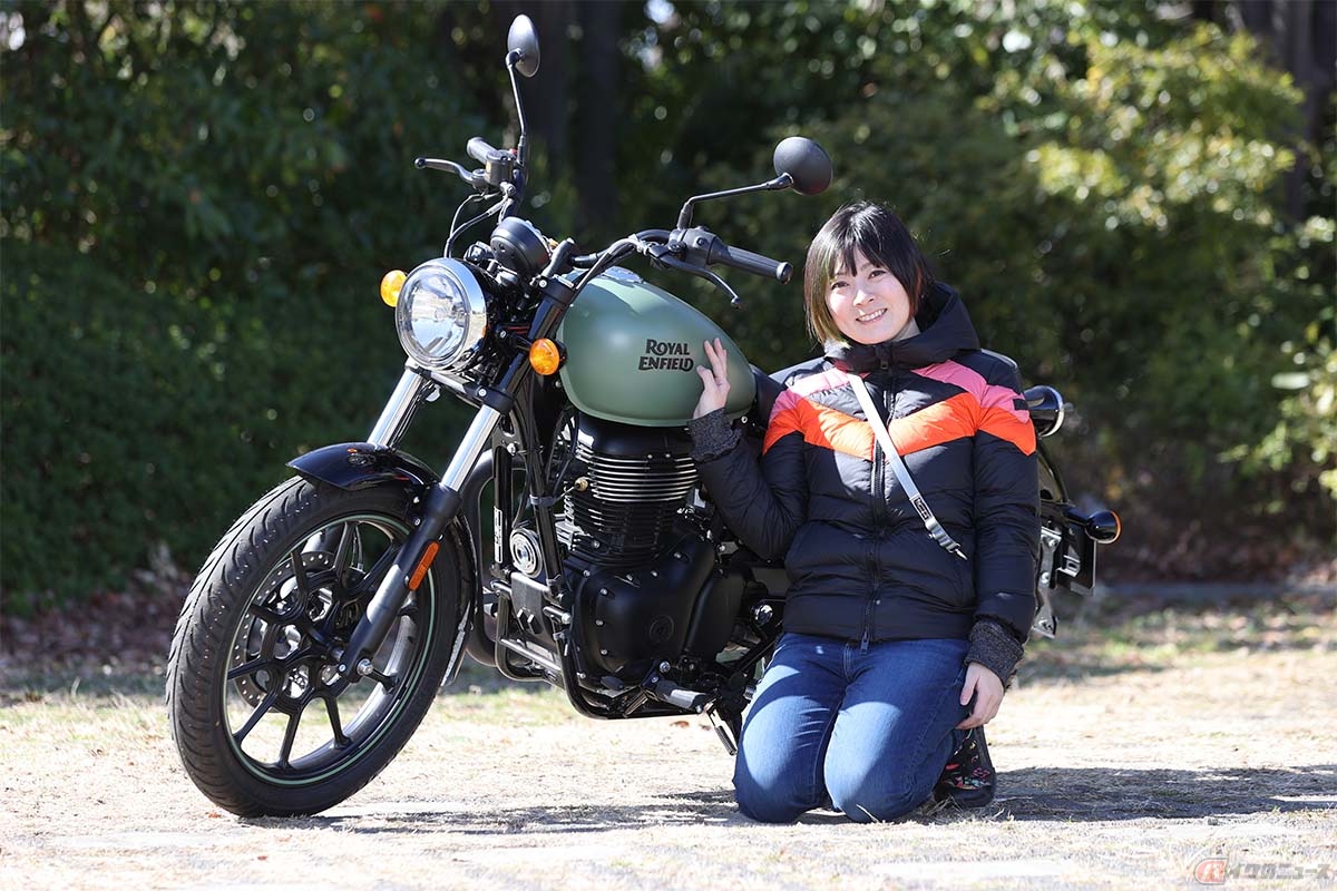 ロイヤルエンフィールド「メテオ350」と筆者(先川知香)