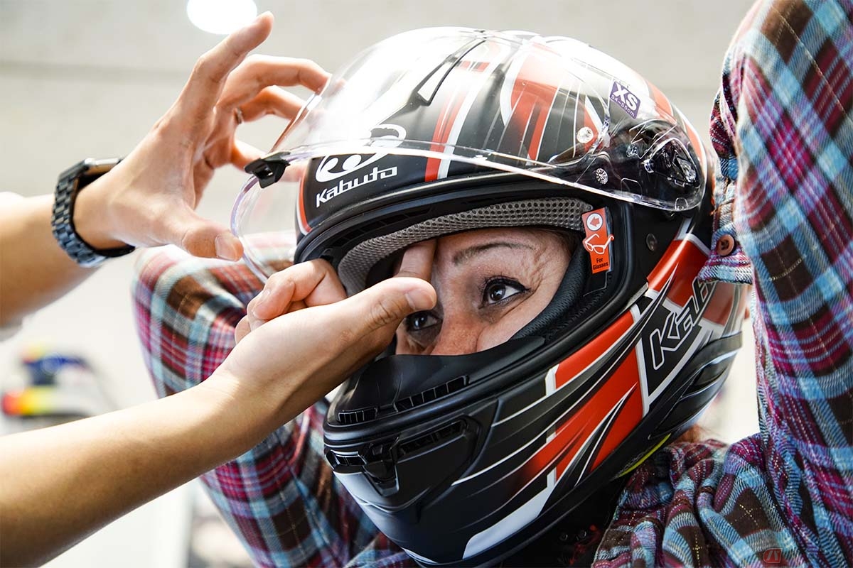 ヘルメットはベースとなるサイズ選びでは、少しきつめを選んで微調整していくのが基本