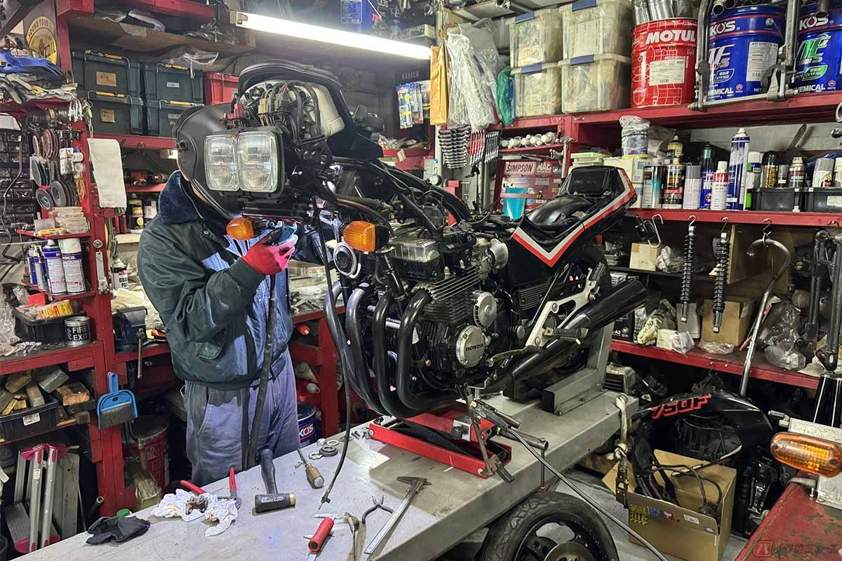 排気量ごとに価格差が発生する主な理由のひとつとして、作業の手間の違いが挙げられる