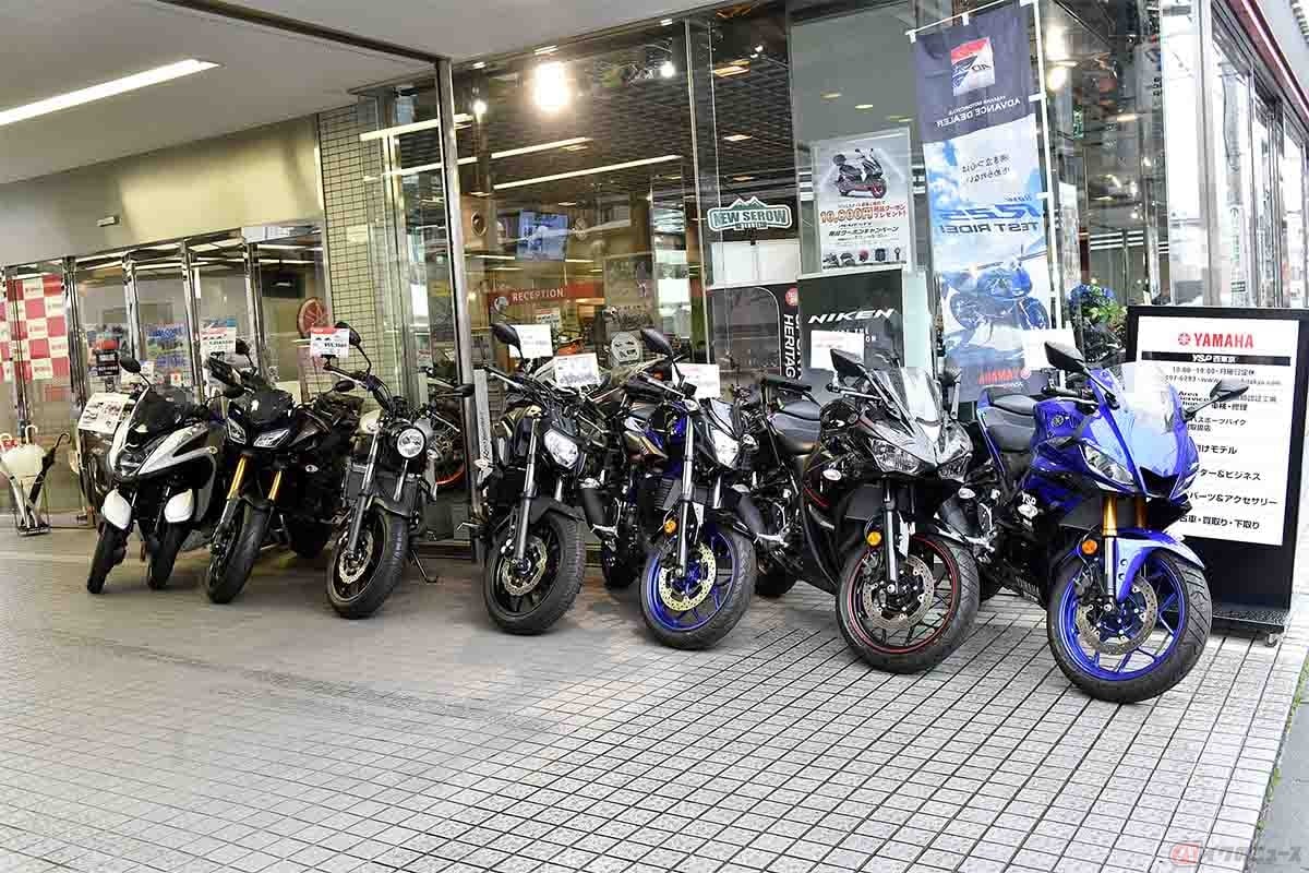 認定中古車は、下取りや仕入れの段階から状態の良い車両を厳選する事に加え、整備やテストを入念におこなうなど、販売するまでに手間と費用がかかる