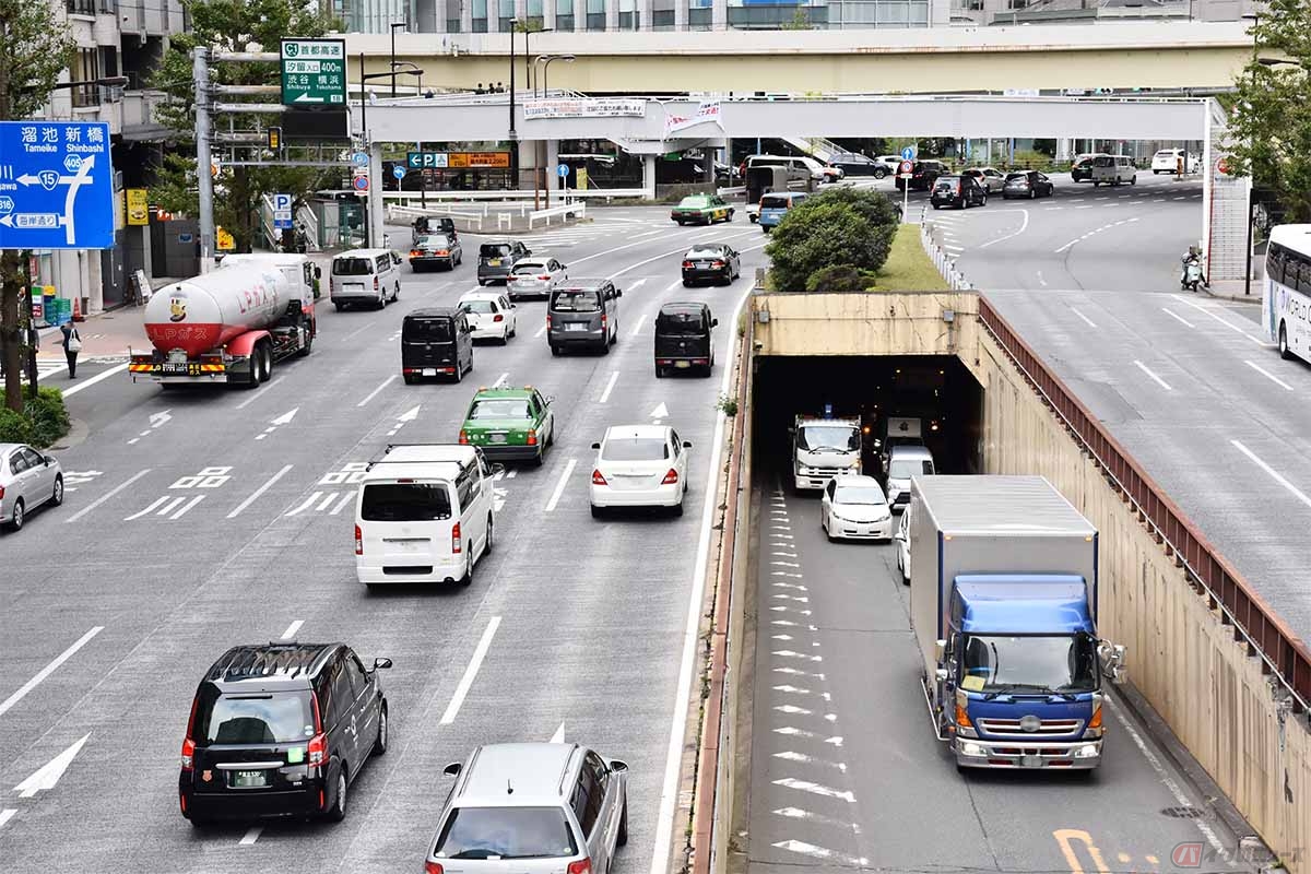 車線変更のルールは、進路を変えようとする約3秒前にウインカーを出すのが基本