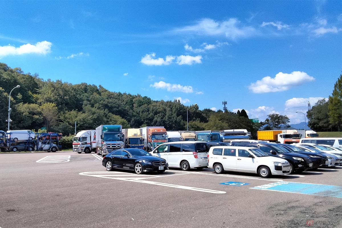 二輪駐車場が満車ということはSA／PA自体が混雑していることが多く、クルマの駐車スペースも空いていない可能性が大きい