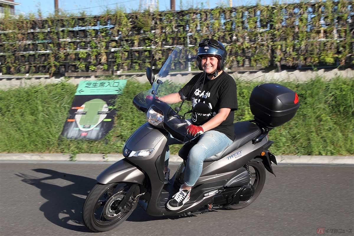 バイクのニュースでコラムを書き始めて様々なバイクを楽しむクリステル・チアリさん