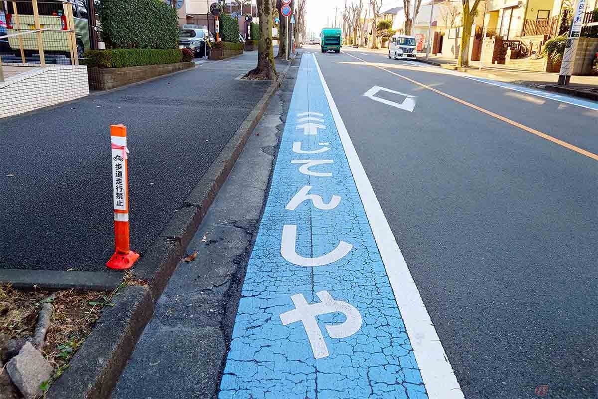 自転車道が設けられている区間では、電動キックボードは車道の左端に加えて自転車道の走行も可能