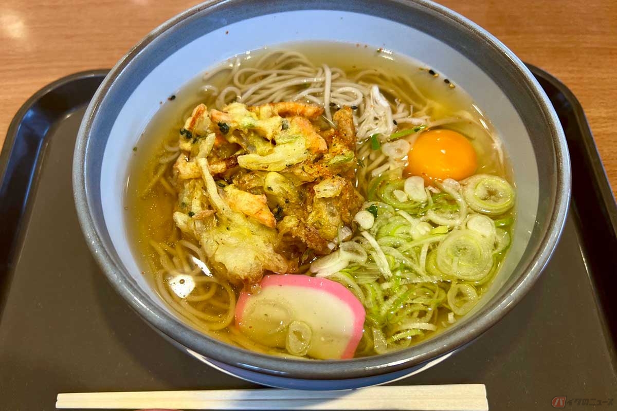 東名高速「港北PA」(下り)で見つけた、そばつゆの色が薄い「天玉そば」(700円)。関東のPAやSAでは珍しい?