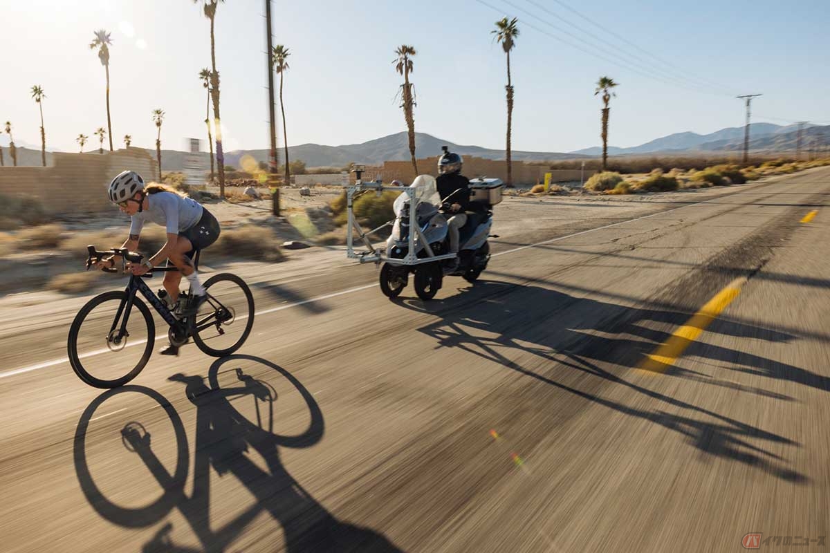 カスタムメイドの3輪スクーターが追従し、高周波プローブで乱流データをリアルタイムに測定