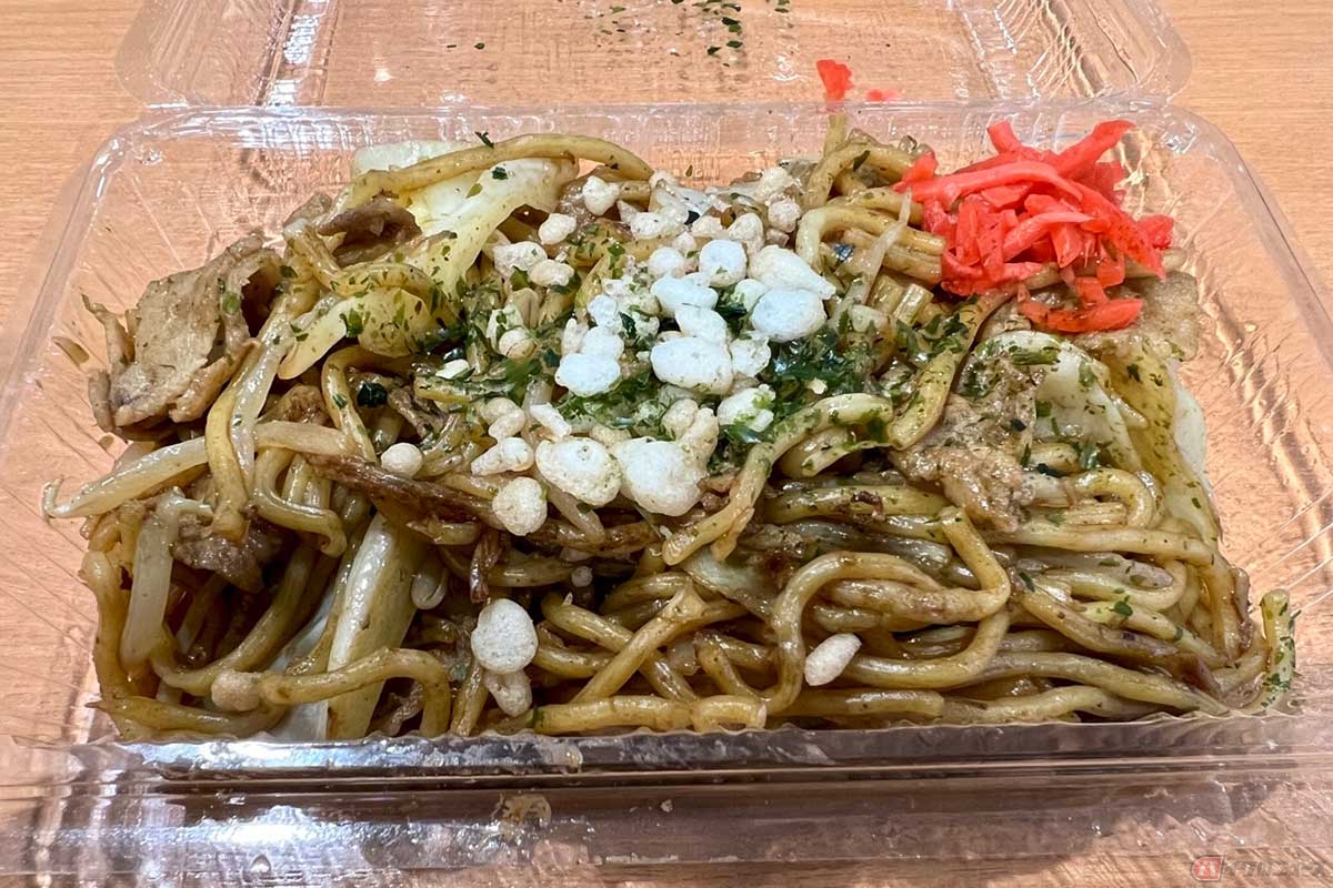 東京で鉄板焼料理を提供する大衆酒場「鉄板焼 鐵一(てついち)」の「極太焼そば」(500円)を堪能。濃厚ソースにモチモチの極太麺、揚げ玉が良いアクセントになっていた