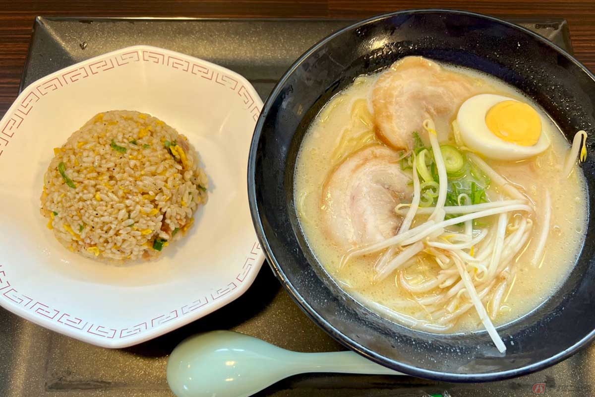 新名神「甲南PA」(下り)で見つけた「甲南ラーメン炒飯セット」(1080円)のラーメンは、濃厚な味わいの白濁した鶏白湯スープだった。具材はもやし、チャーチュー、玉子とシンプルなもの