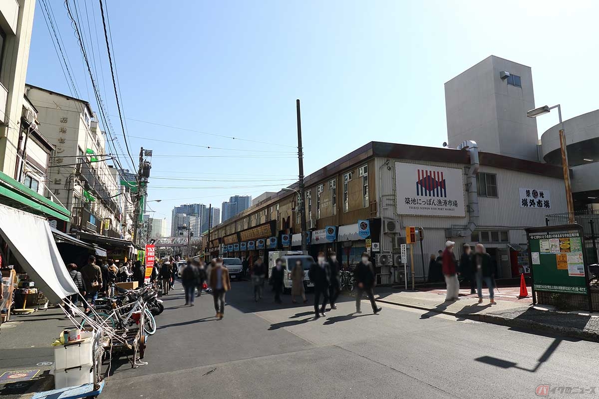 海外からの観光客も多い「築地場外市場」。思った以上に賑わっている。いろいろな店があって楽しい場所