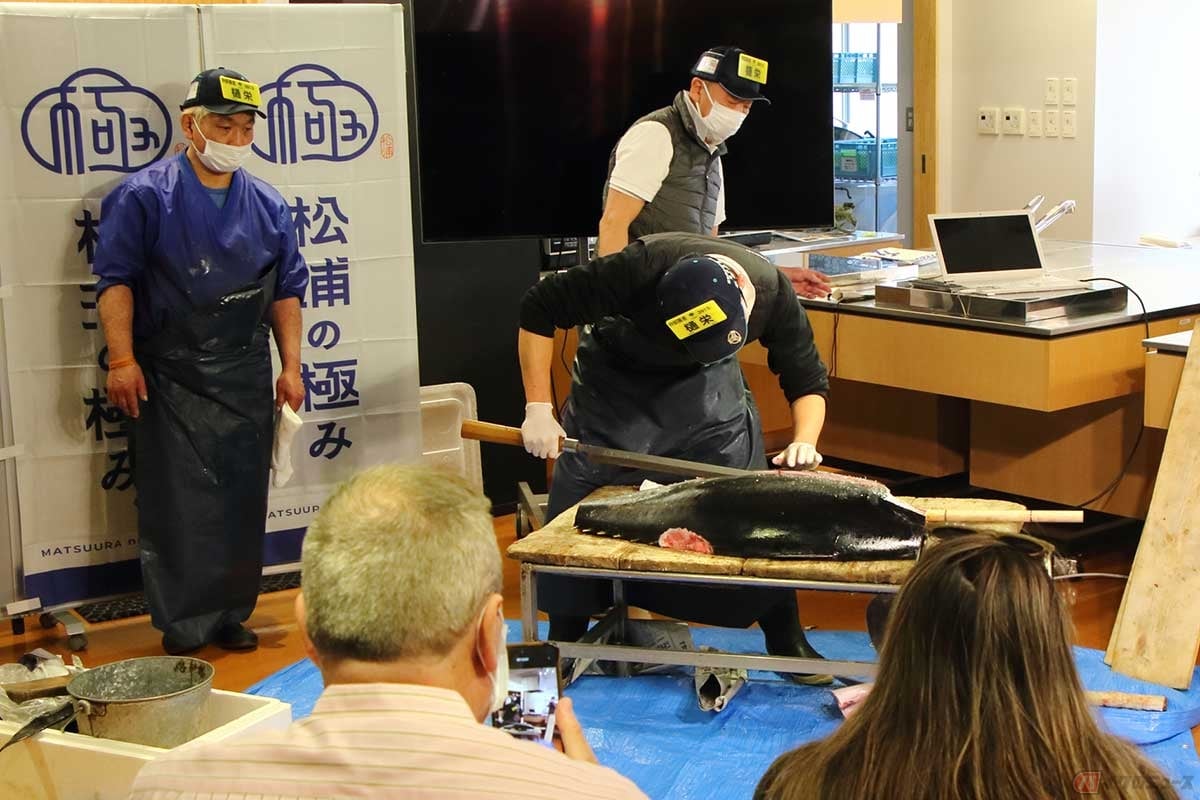 3月3日に行なわれた「本マグロの解体実演」は、松浦市鷹島から直送された本マグロを「魚河岸スタジオ」で実演