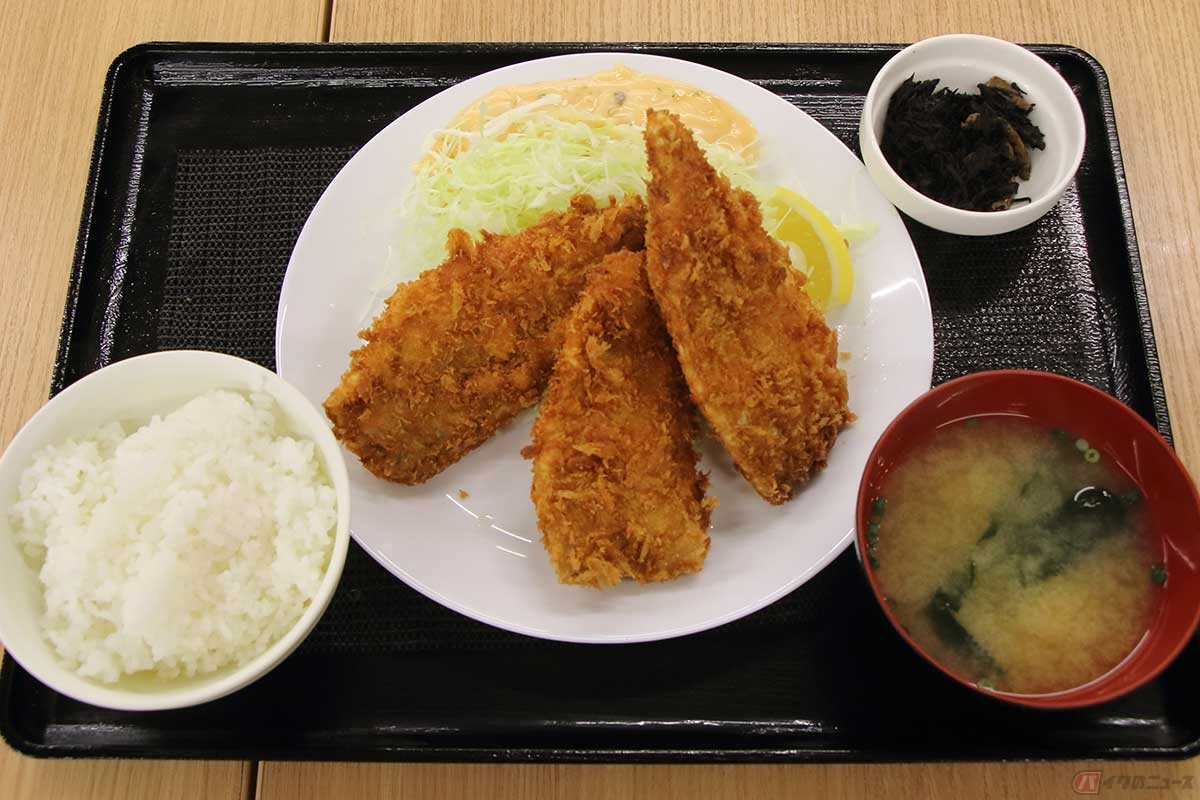 『小田保』の松浦産アジを使った「アジフライ定食」は大きめの半身が3枚と大盛りキャベツ。小鉢はひじき、ご飯とみそ汁がセット