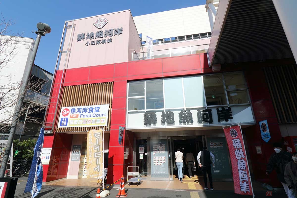 「築地場外市場」の「築地魚河岸」は1階が生鮮市場、3階にフードコート「魚河岸食堂」がある