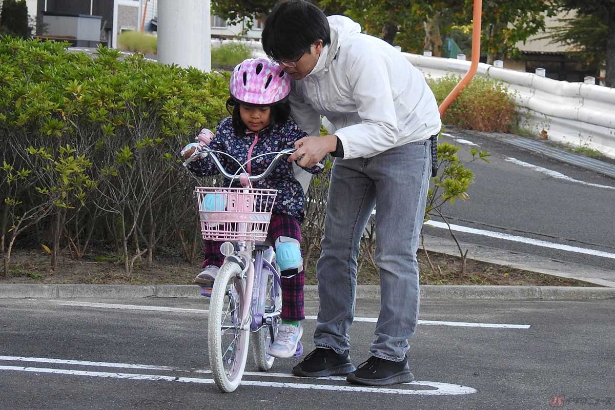 初めての補助輪無し自転車は、乗り方よりも「教え方」が重要