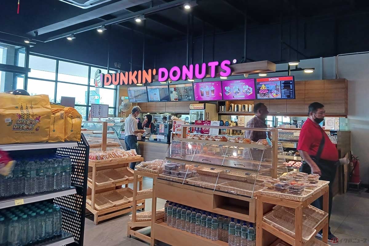 店内には「ダンキンドーナツ」が併設されている。大きくはないが、イートインスペースもある