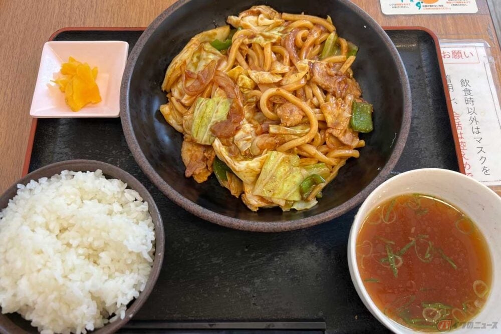 東名高速「三方原PA」の「回鍋肉うどんセット」(940円)。回鍋肉の焼うどんは、ご飯のおかずになる! そう確信した空腹のお昼時。甘辛く炒められたキャベツ(ピーマンも)とうどんが絶妙な組み合わせでご飯がススム