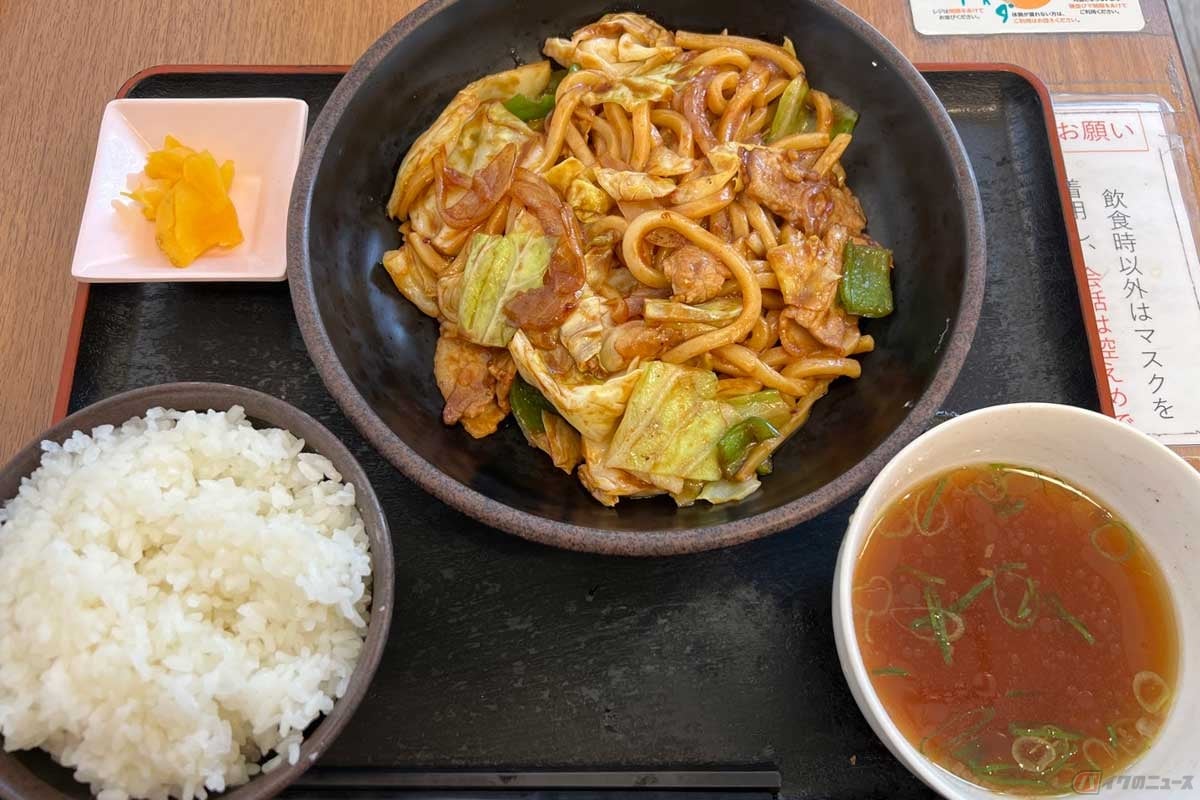 東名高速「三方原PA」の「回鍋肉うどんセット」(940円)。回鍋肉の焼うどんは、ご飯のおかずになる! そう確信した空腹のお昼時。甘辛く炒められたキャベツ(ピーマンも)とうどんが絶妙な組み合わせでご飯がススム