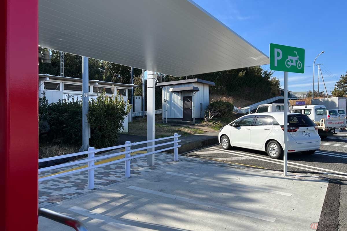 屋根が設置された2輪専用の駐車スペースも用意されている