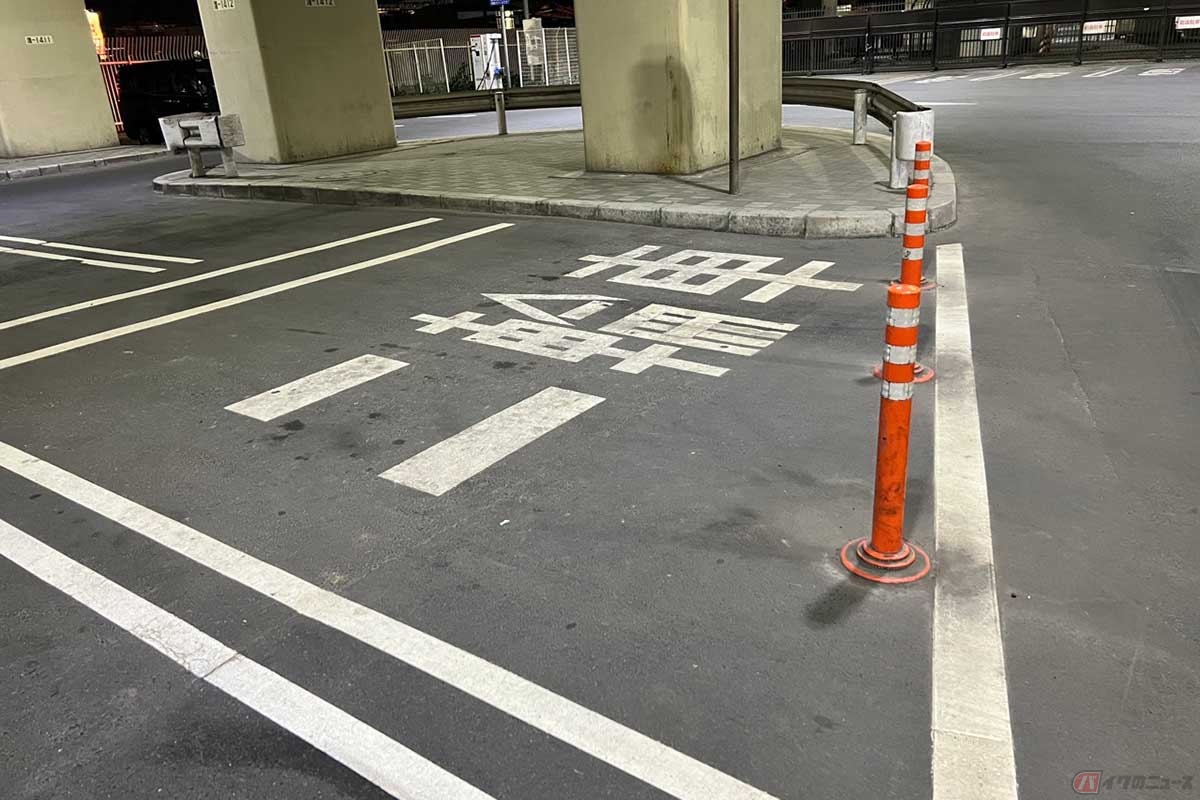 2輪専用の駐輪スペースは、車が誤って侵入しないよう対策されていた。バイク乗りとしてはこれだけでも安心感が違う