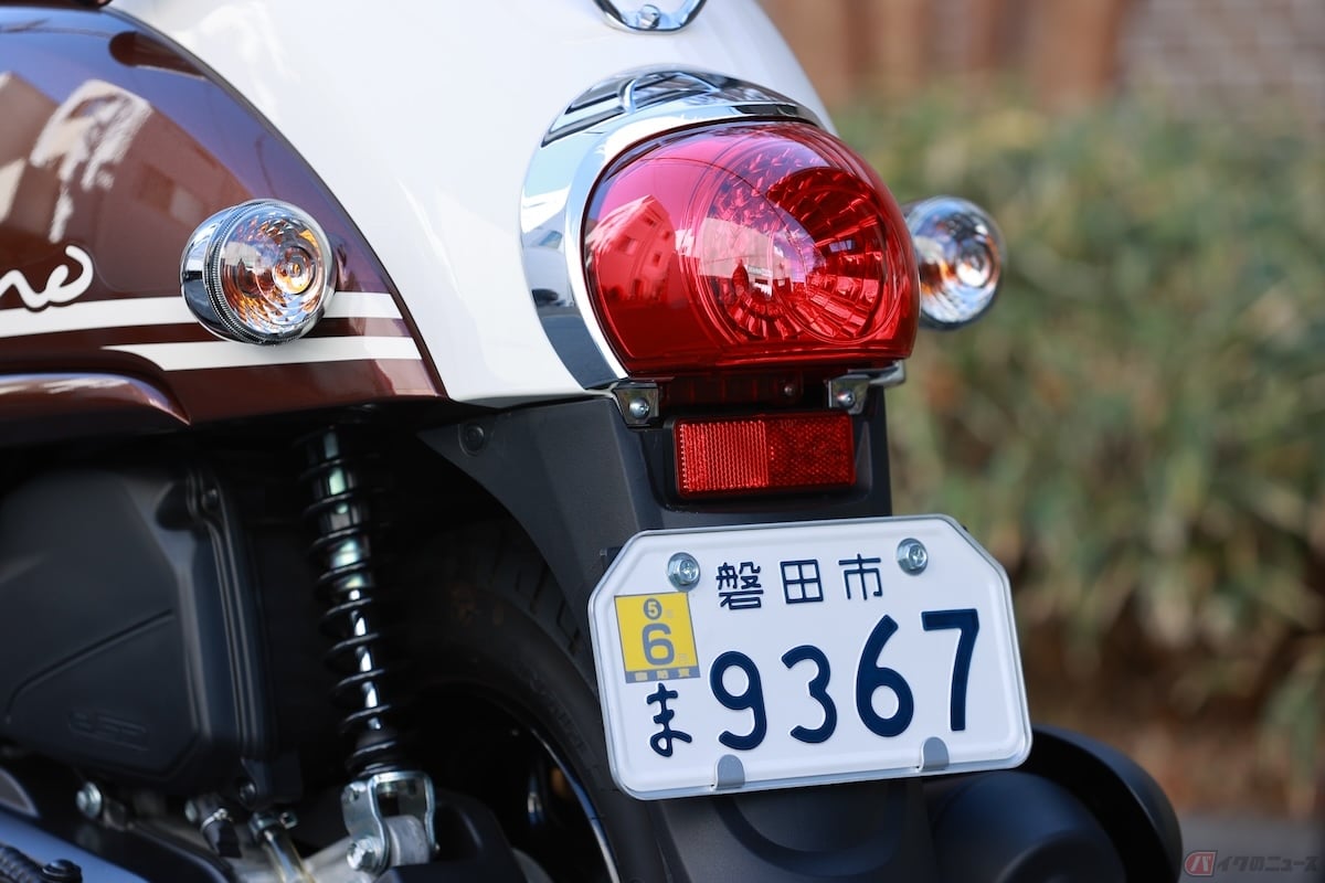 道路運送車両法第12条の規定には、住所または使用の本拠の位置に変更があったときは「その事由があった日から15日以内に、変更登録の申請をしなければならない」と記されている