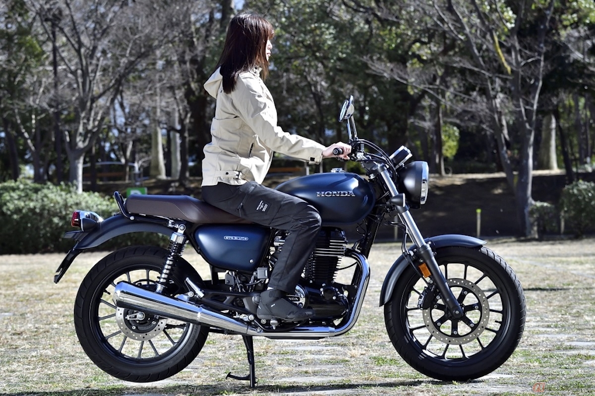 バイクのスタンドを立てた状態でバイクにまたがり、一度ステップの上に立ち、そのまままっすぐ腰を下ろして座った位置が、正しいお尻の位置となる