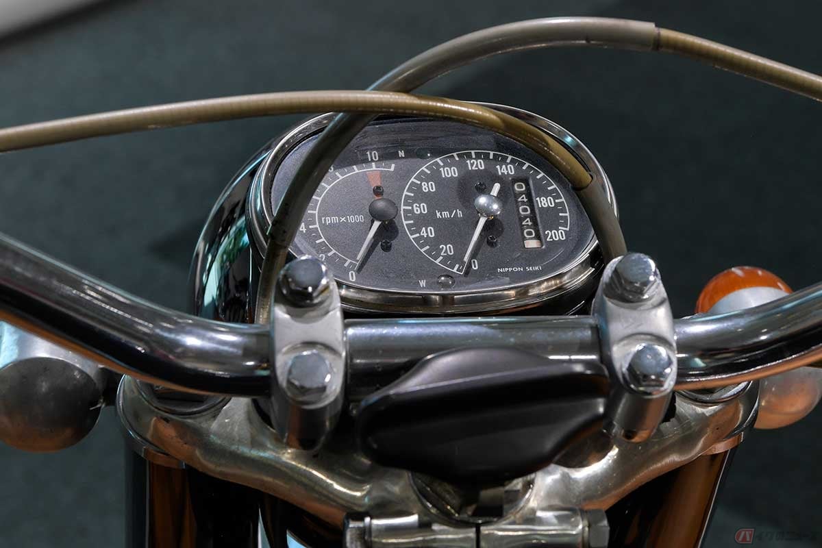 タコメーターと一体式のスピードメーター。宝石軸受で耐久性アップ。縦型の距離計がユニーク