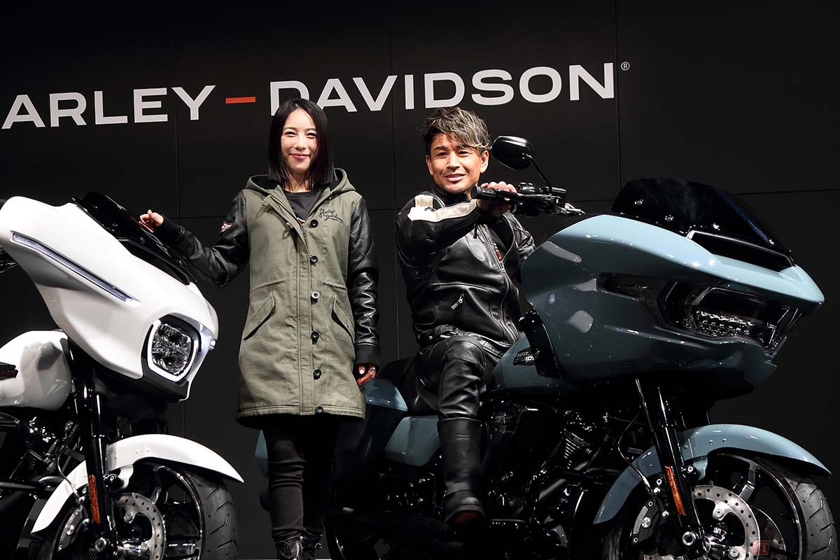 ハーレーダビッドソン「ロードグライド」(右)と「ストリートグアイド」2024年モデルとーレー・オーナーであり元格闘家の魔裟斗さんと妻の矢沢 心さん