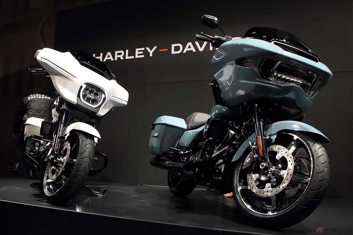 ハーレーダビッドソン「ロードグライド」(右)と「ストリートグアイド」2024年モデルとーレー・オーナーであり元格闘家の魔裟斗さんと妻の矢沢 心さん