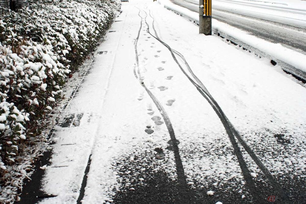 路面に積雪やアイスバーンがある場合は、基本的に自転車には乗らない