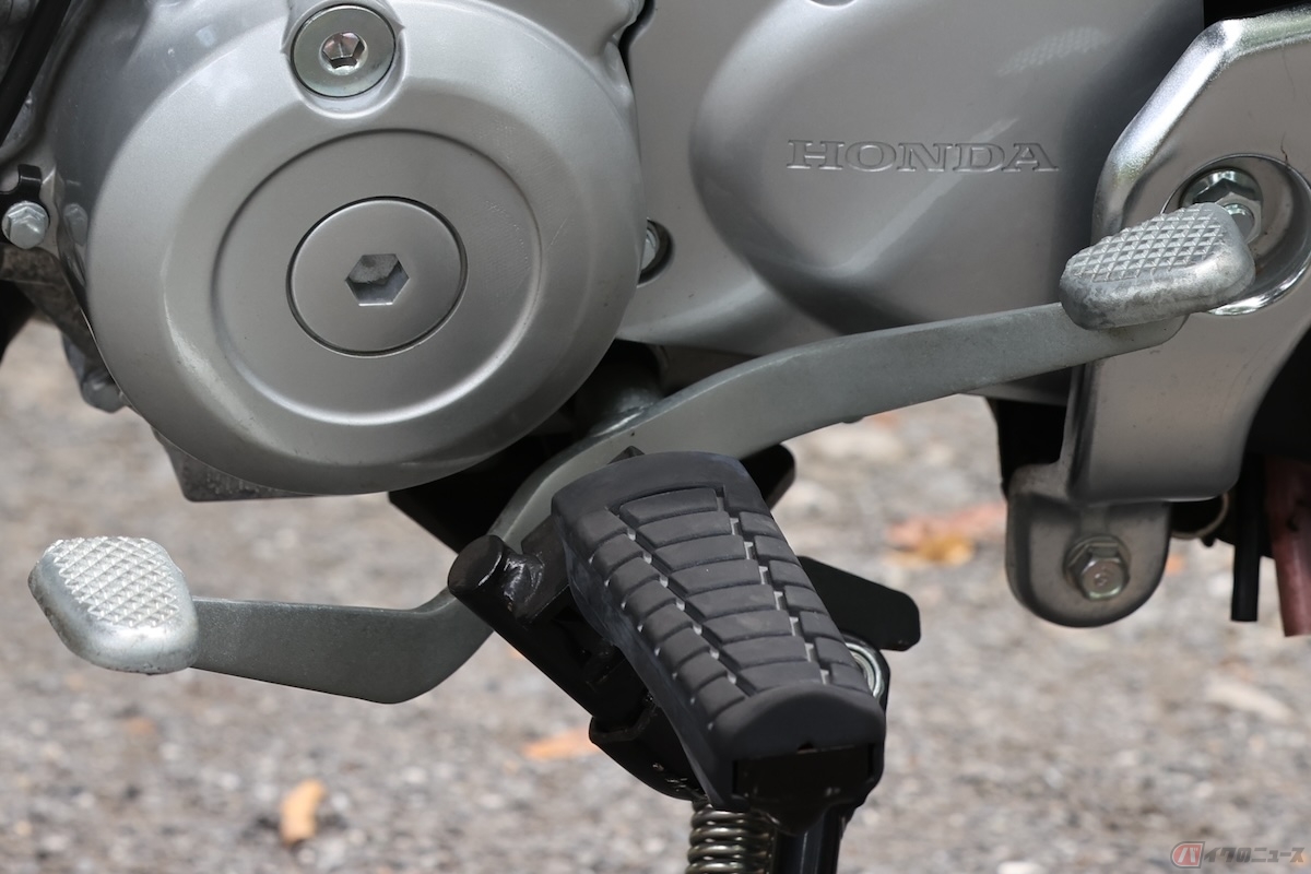 ホンダのカブシリーズでは、3速→2速→1速とギアを落としていった先にニュートラルが設けられている