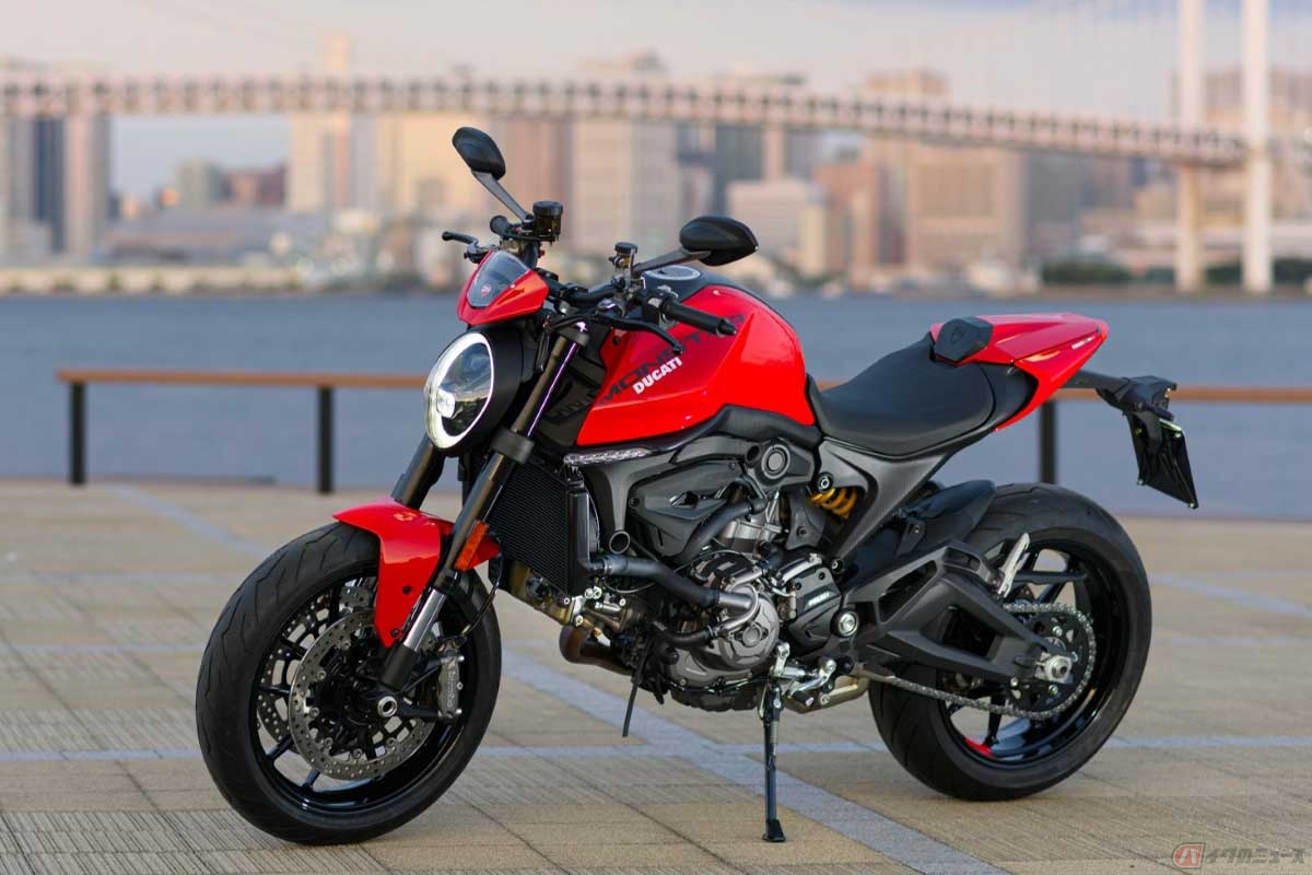 右側通行のイタリアのメーカー、ドゥカティのバイクもサイドスタンドは左側に装備