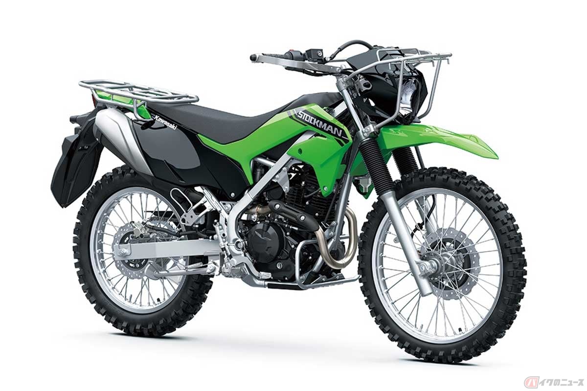 カワサキ「ストックマン」(2023年モデル)。ベースはデュアルパーパスモデルの「KLX230」で、大型の前後キャリアや右側サイドスタンドを装備