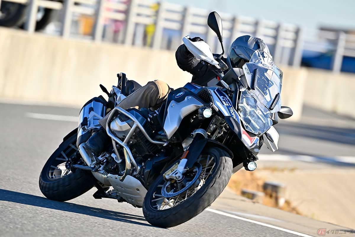 新型「R 1300 GS」デビューに合わせて、あらためて先代モデル「R 1250 GS」(2023年型)に試乗する筆者(中村友彦)