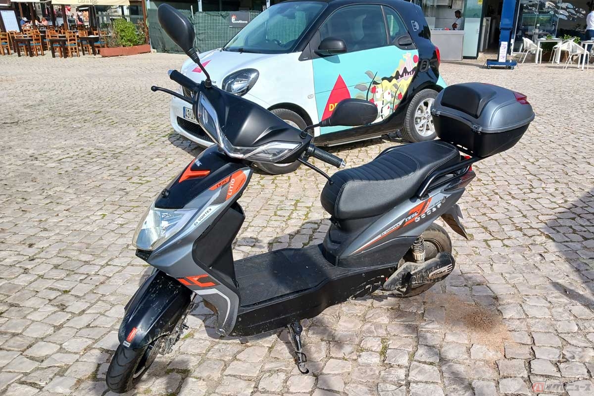 VORTEXという電動スクーター。何気なく海岸に停められていた