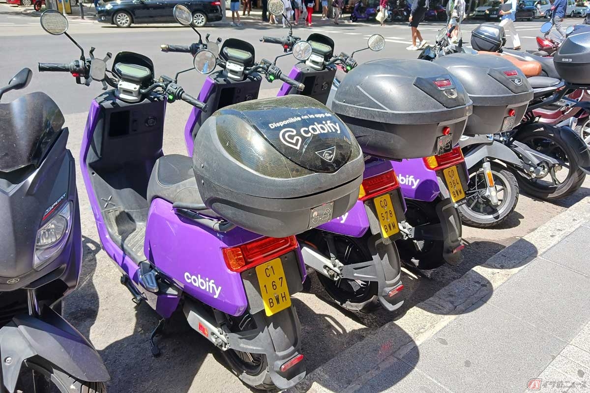 マドリードでよく見かけたシェア電動スクーター。走っているところも度々見かけたのでよく利用されている様子。バイクはniuの電動スクーターだった