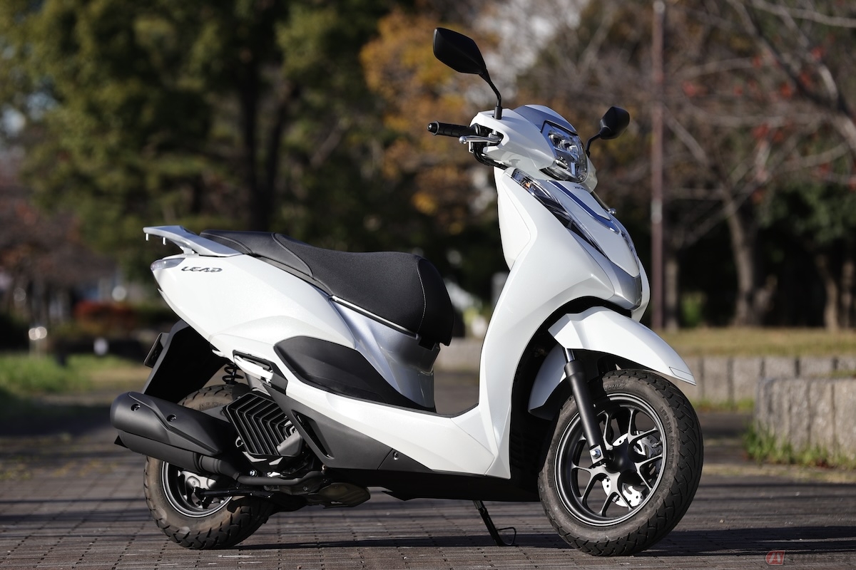 警察庁が実施した新基準原付の走行評価会には、出力を抑えたホンダ「CB125R」「リード125」「PCX」などが登場した(写真:原付二種モデル)