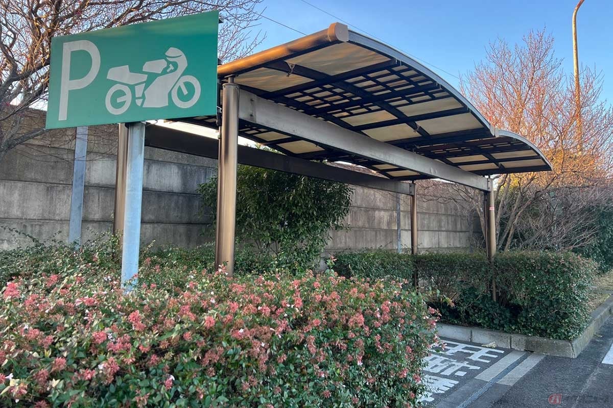 コンパクトなPAながら2輪専用の駐車スペースが確保され、屋根まで設置されている
