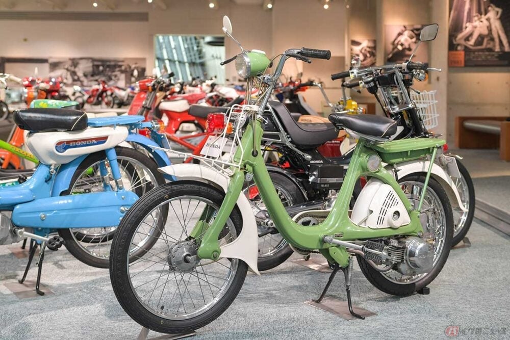 バイクよりも自転車に近い感覚で手軽に乗れるホンダ「リトルホンダP25」（1966年型）は、排気量49ccの4ストローク単気筒エンジンを搭載するモペットタイプ