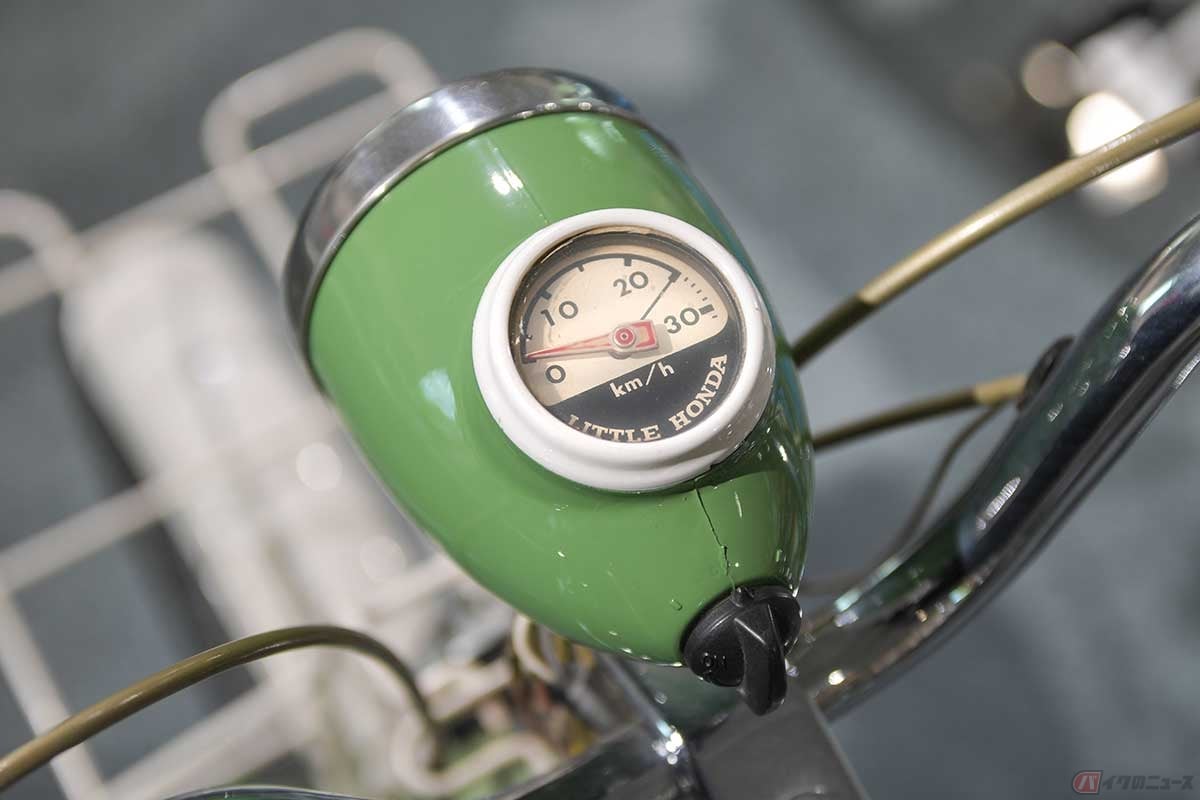 なんとも可愛らしい意匠のスピードメーターは速度30km/hまでの表示。常用速度は25km/hなのでこれで十分。メーター内の文字盤には「LITTLE HONDA」のロゴが入る