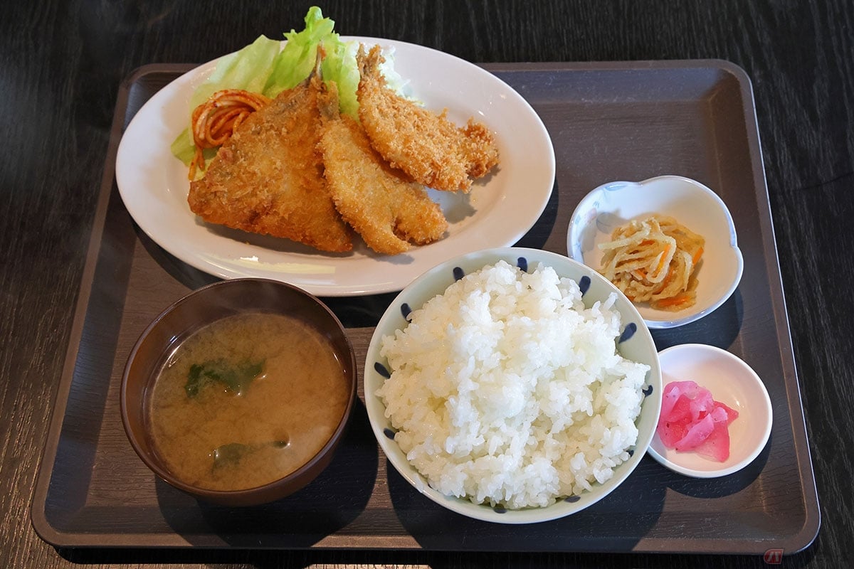 「山海亭」の「魚フライ定食」は、アジフライとキスフライのセット。少量添えられたトマトケチャップで彩られた昔ながらのパスタに心惹かれる