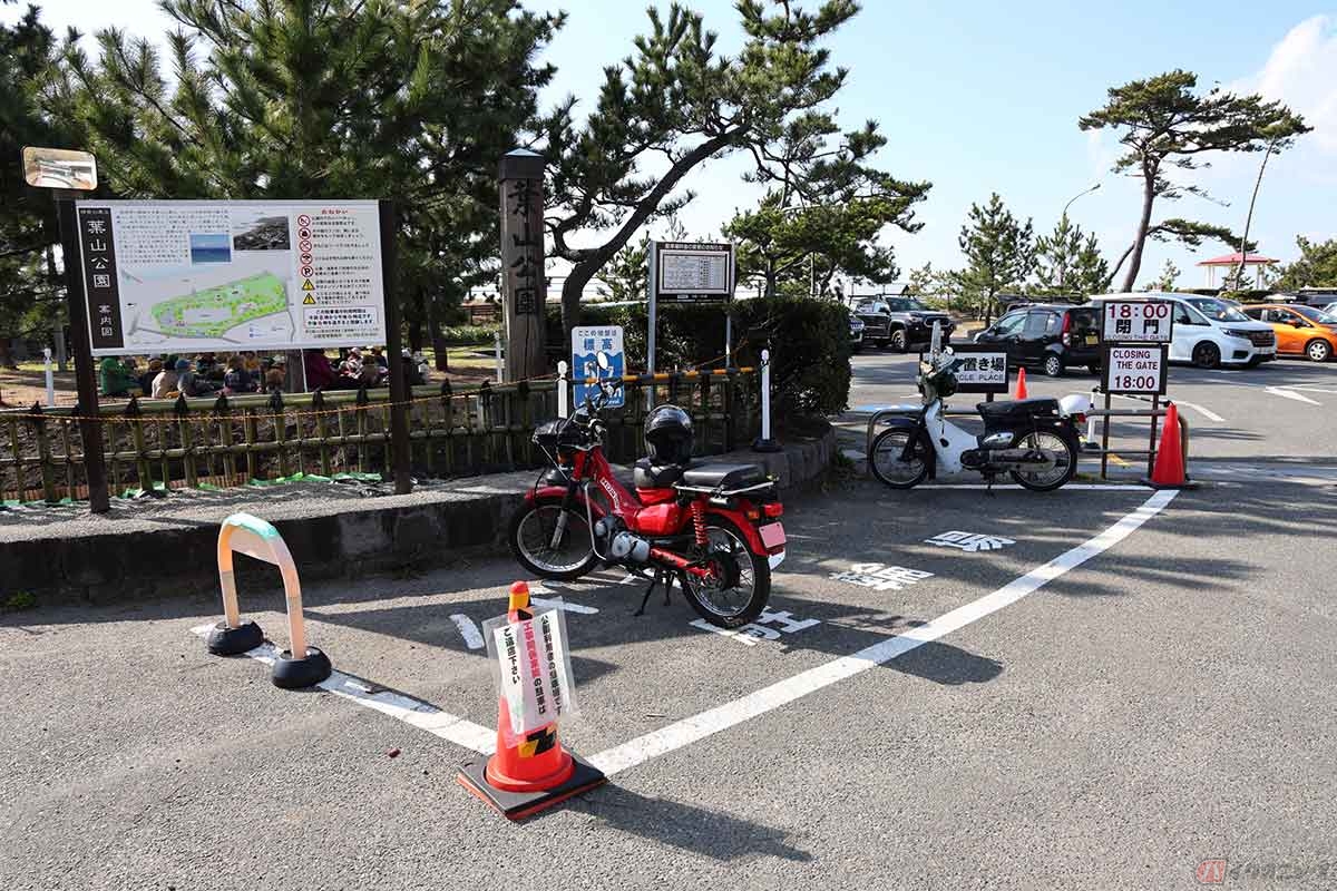 食後は葉山町の癒しスポット「葉山公園」へ。北側に「葉山御用邸」、南側に「長者ヶ崎」があり、バイクを停めて散歩するのにも最適