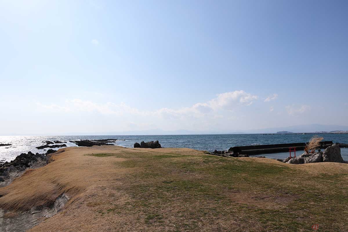 「大浜海岸」から「葉山御用邸」の裏を歩いて赤い欄干の「臨御橋」を渡ると「小磯の鼻」に到着。ここは気持ちの良い小さな岬