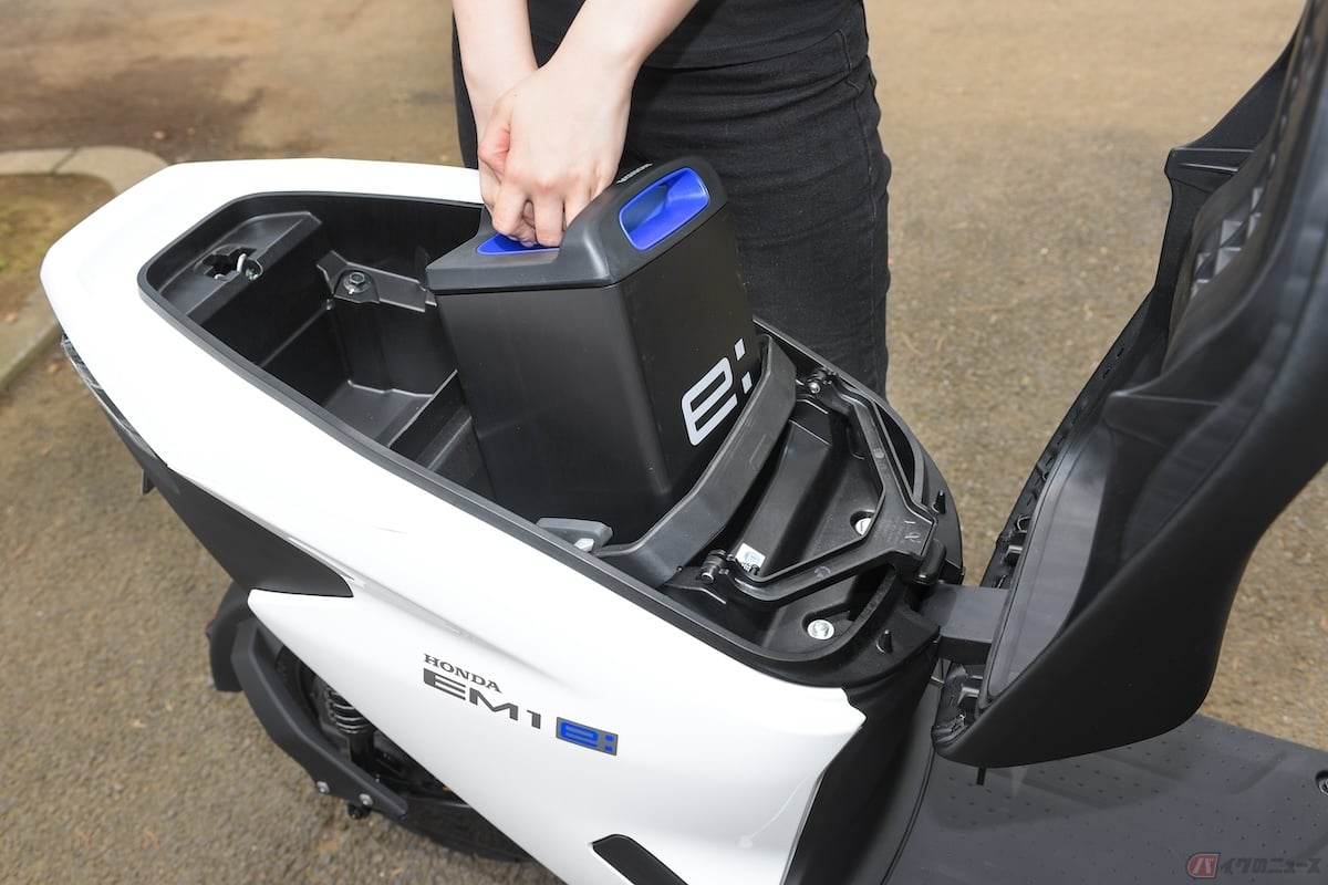 電動バイクと電動キックボードは、1回の充電で30kmから長くても50km前後ほどの距離が限界です