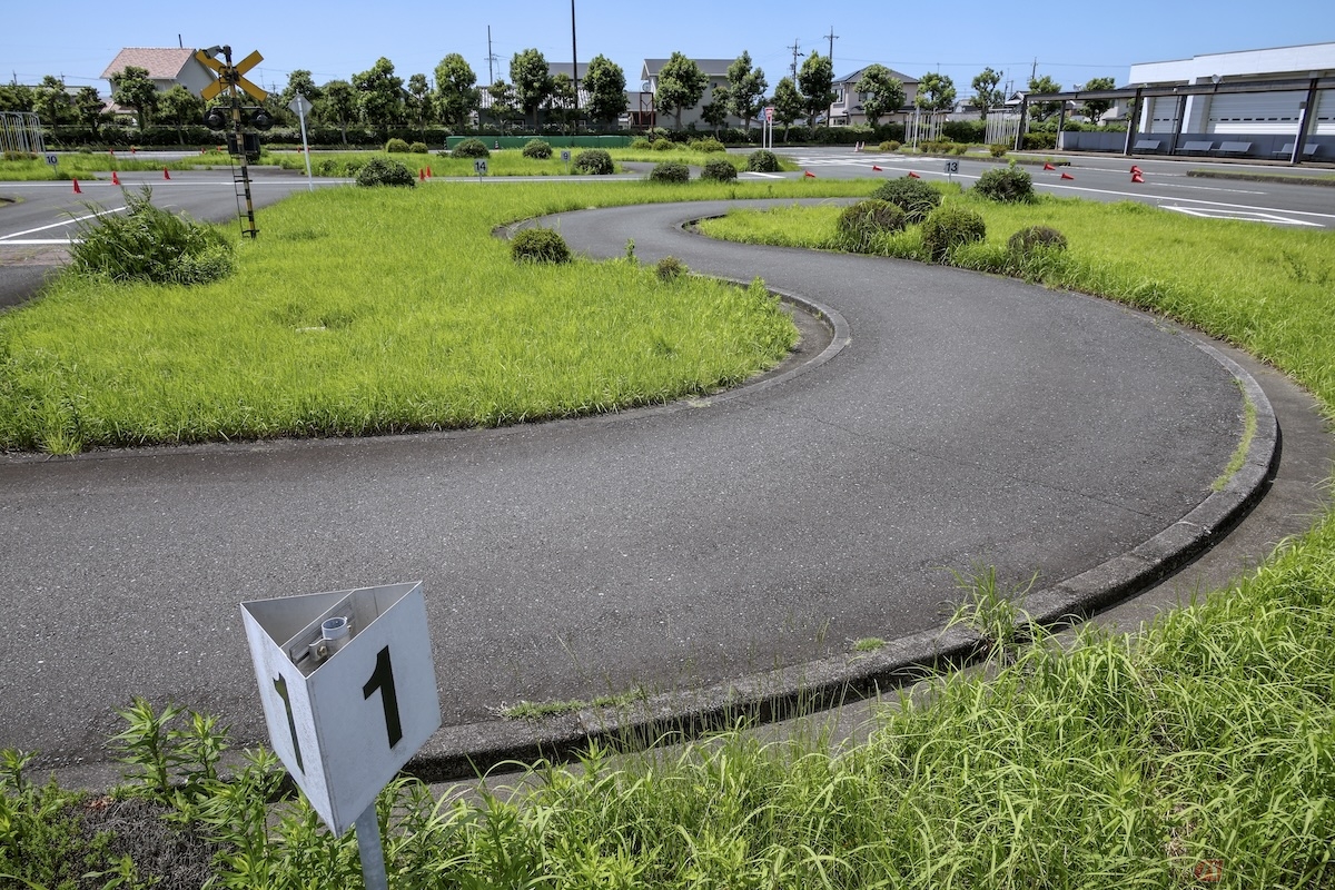 運転免許試験場で「一発試験」と呼ばれる方法で限定解除をおこなう場合は、一回の試験で2850円かかり、合格するまで何度も費用がかかる可能性がある