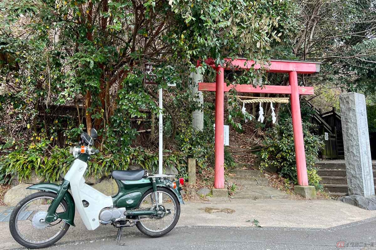 スーパーカブで「長浜城跡」へ。第3曲輪の「弁財天社」へ向かう道のため、入口には鳥居がある。しかし道が崩れていて通行できず、その右脇の階段を登って行くことに