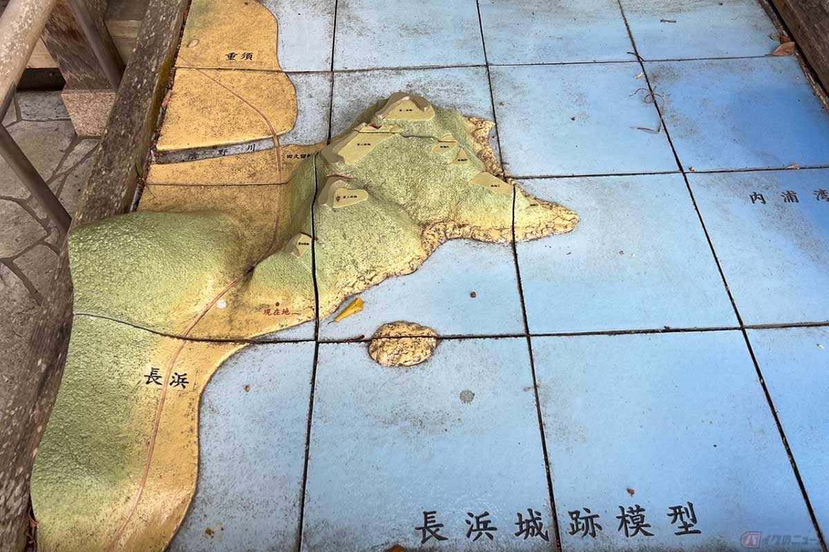 「長浜城跡」に設置された模型と空中写真により、城周辺の地形を俯瞰で捉えられるのが面白い。大型船が停泊しやすい深い湾と険しい崖という、まさに水軍城として絶好の立地条件だったようだ