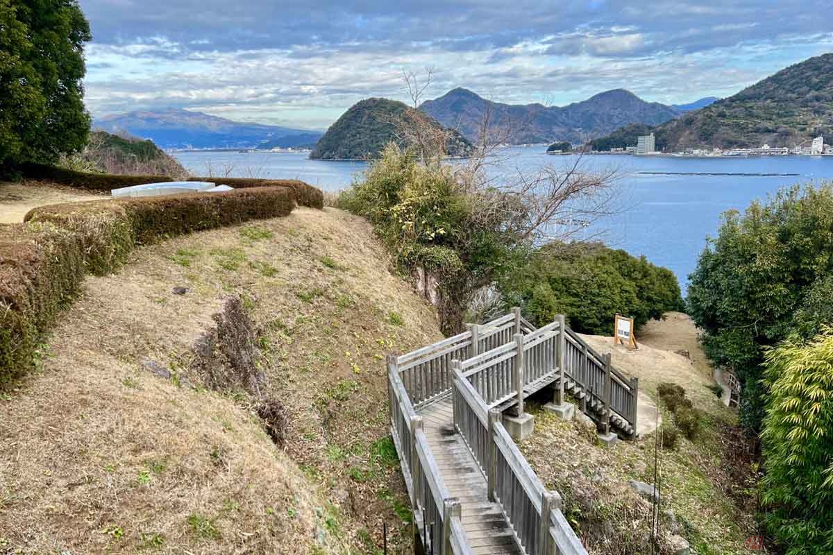 海に向かって階段状に4つの曲輪（A～Dと名付けられている）が構えられており、先まで歩いていける