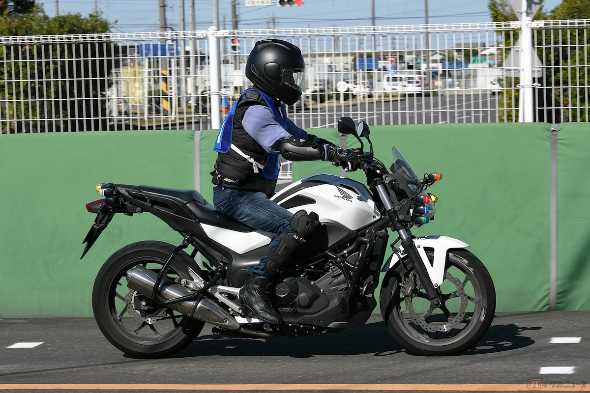 教習所でも、前輪：後輪の比率が7：3になるようにかけると教わるはず