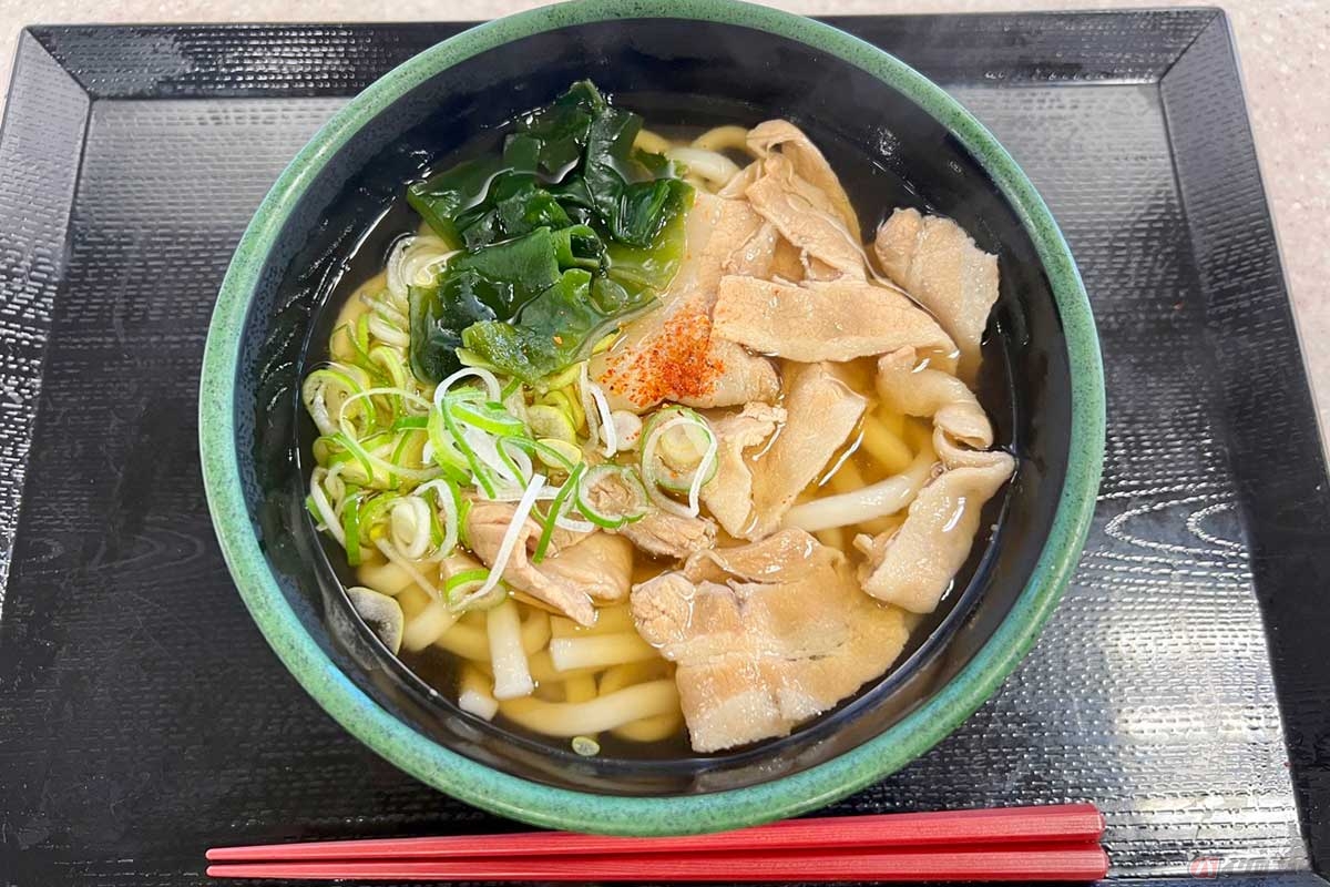 東関道「湾岸幕張PA」（下り）でいただく「肉うどん」（670円）は、関東の人間にとっては定番かもしれない豚肉が使われている。味はまろやかで朝の胃袋にも優しかった